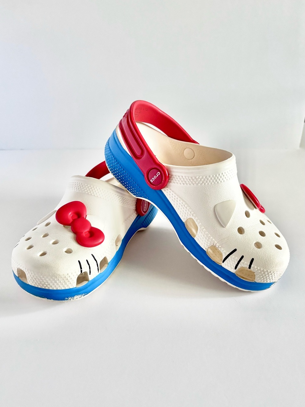 Crocs x Sanrio Hello Kitty Classic Clog Kids/Youth/Big Kids J2 Cream/Red GUC